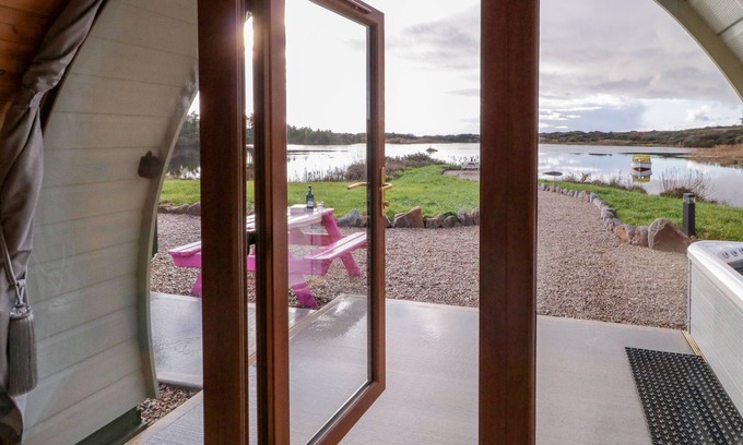 Burtonport Cottage | THE WHEELHOUSE POD NO. 2, romantic in Burtonport, County Donegal