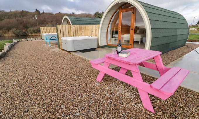 Burtonport Cottage | THE WHEELHOUSE POD NO. 3, romantic in Burtonport, County Donegal