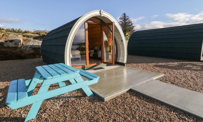 Burtonport Cottage | THE WHEELHOUSE POD NO. 6, romantic in Burtonport, County Donegal