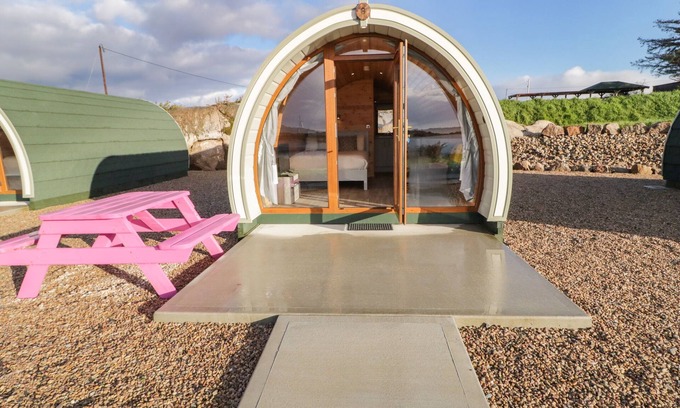 Burtonport Cottage | THE WHEELHOUSE POD NO. 7, romantic in Burtonport, County Donegal