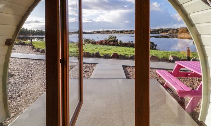 Burtonport Cottage | THE WHEELHOUSE POD NO. 8, romantic in Burtonport, County Donegal