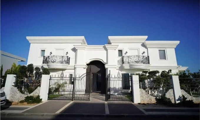 Caesarea House | The While House .