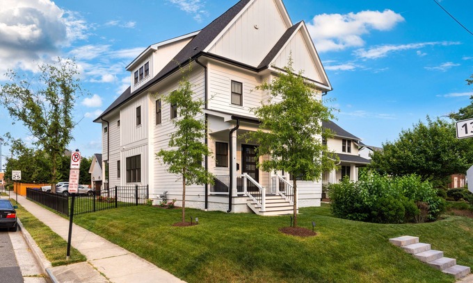 Virginia Square House | The White House DC/Arlington