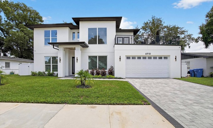 Orient Park House | The White House W/Pool & Spa Located Next To The Casino