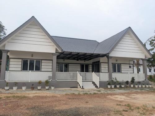 Kampung Kilang Besar House | The White Villa