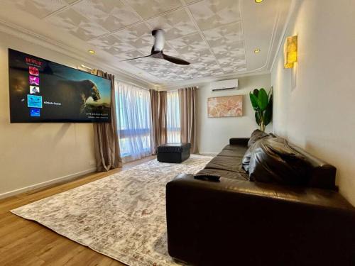 Mount Tarcoola House | The Wildflower- Luxury Home Stay
