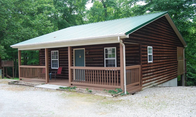 Russell Springs Cabin | The Wildlife Hot Tub Cabin @ LakePointe Resort - no cleaning fees!