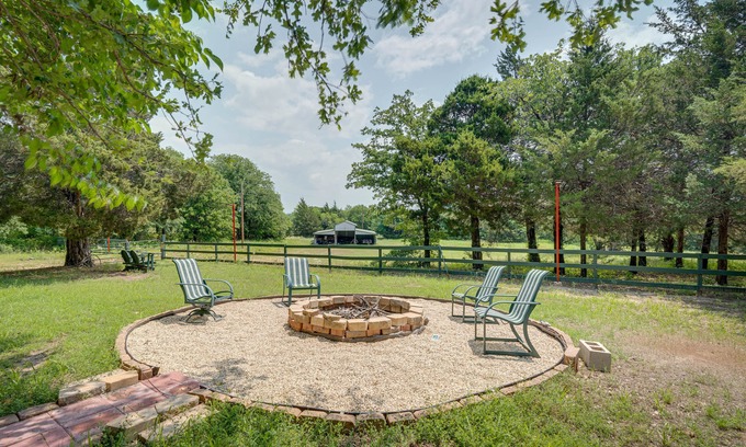 Muenster House | ‘The Winehouse’ Rental in Muenster: Near Wineries!