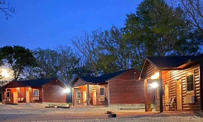 Kingston Hotel | The Woods Lodging