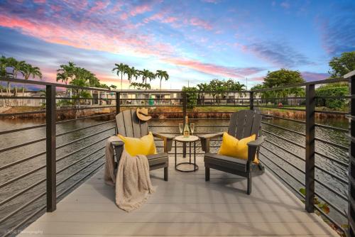 Ludlam House | The World 9bdroom Heated Pool with Mini Golf and Canal View