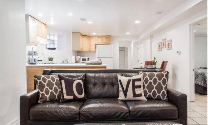 Wrigleyville Apartment | The Wrigleyville Garden 200 Steps to Wrigley-2BR
