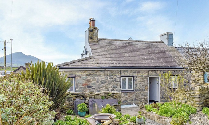 Dinas Cottage | The Yard Beach Cottage - UK43653