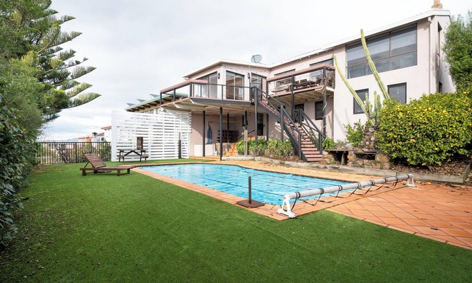 Riverside House | The Yard - Comfortable Home in Riverside