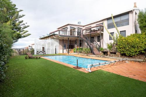 Riverside House | The Yard - Comfortable Home in Riverside