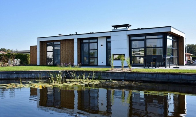 Loosdrecht House | These luxurious, nice, and detached vacation villas for six persons have a unique view of the water. The luxurious villas offer a lot of privacy, a high standard of comfort, and have a spacious, hardwood outdoor deck. All ingredients to enjoy an amaz