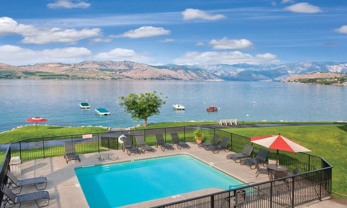Chelan Resort | Thick evergreens cover the mountainsides!