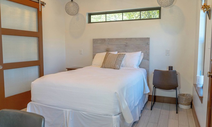 Muenster Bed & Breakfast | This bnb is a 1 bedroom(s), 1 bathrooms, located in Muenster, TX.