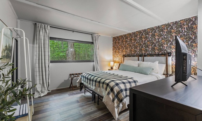 Rogers Cabin | This cabin is a 2 bedroom(s), 1 bathrooms, located in Rogers, KY.