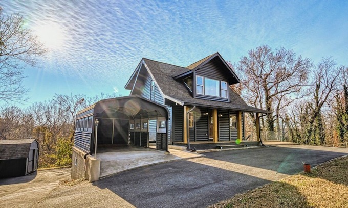 Fredericksburg Cabin | This cabin is a 3 bedroom(s), 3 bathrooms, located in Fredericksburg, VA.