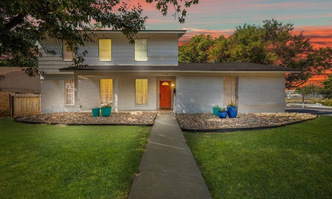 North Austin Civic Association House | This centrally located 4BR 2.5Bath home is complemented by vintage touches and amenities. Look no further if you are looking for an authentic Austin, TX home situated just a couple of minutes away from restaurants, shops, attractions, and landmarks.