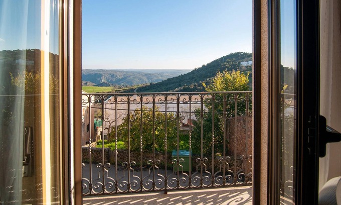 Saucelle House | This cozy cottage with a beautiful view can accommodate the whole family.