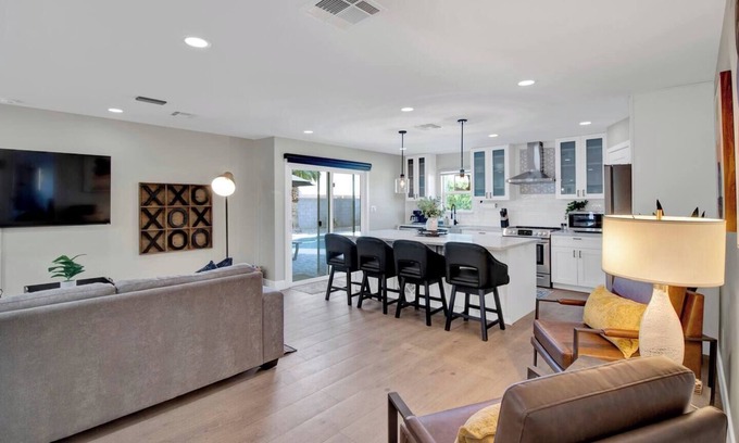 Paradise Valley Village House | This house is a 3 bedroom(s), 2 bathrooms, located in Phoenix, AZ.