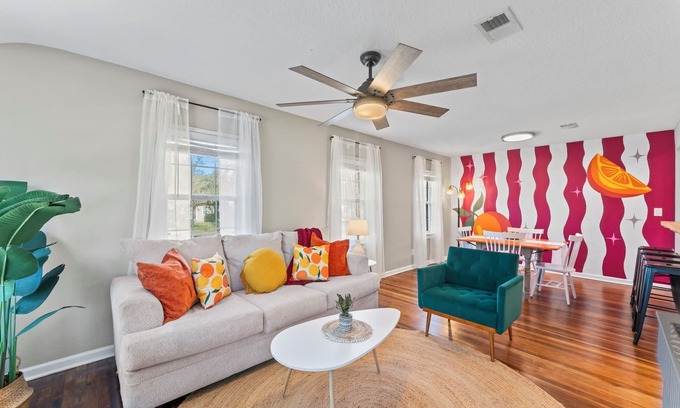 Lakeshore South House | This house is a 4 bedroom(s), 2 bathrooms, located in Jacksonville, FL.