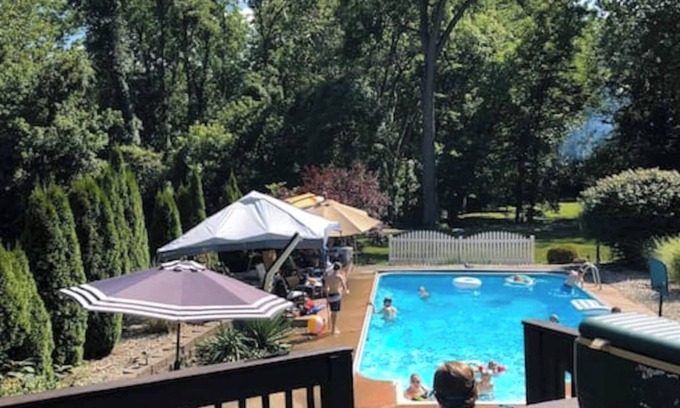 Greenwood House | This house is a 5 bedroom(s), 2 bathrooms, located in Greenwood, IN.