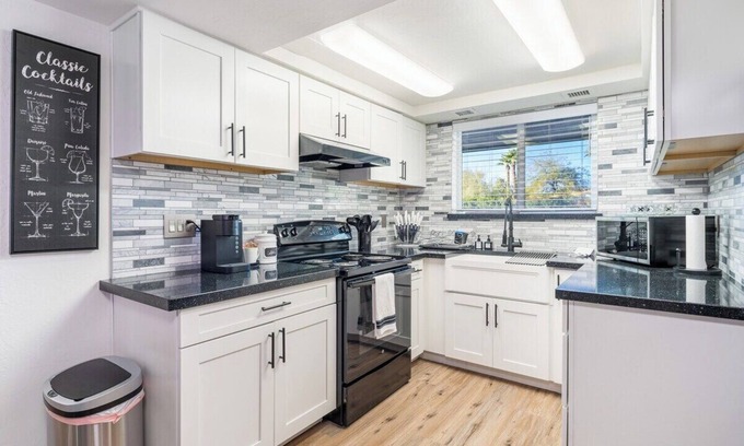 Camelback Park Estates House | This house is a 6 bedroom(s), 4 bathrooms, located in Scottsdale, AZ.