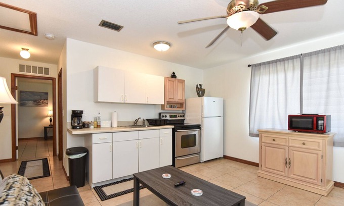 South Daytona House | This is a cozy up stairs one bedroom 5 min walk from riverfront