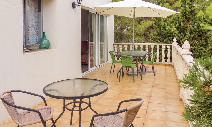 Torrent House | This lovely cottage in the countryside is located a few kilometers from supermarkets, shopping cente