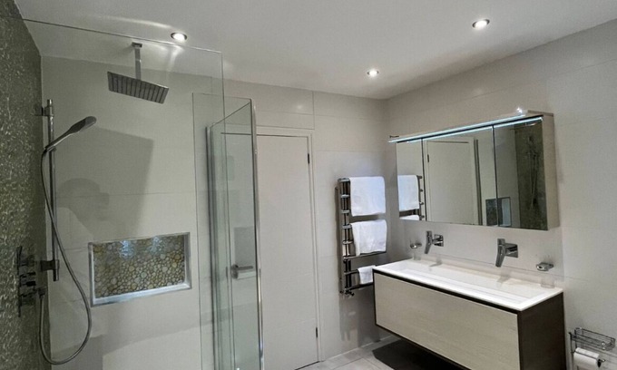 Chalfont St Peter House | This luxurious home features an outdoor gym, hot tub, BBQ area and cinema room.n