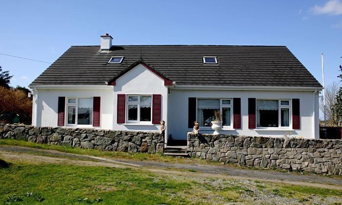Cashel Apartment | This modern bungalow has wonderful views of the surrounding area & is suitable for groups of up to 1