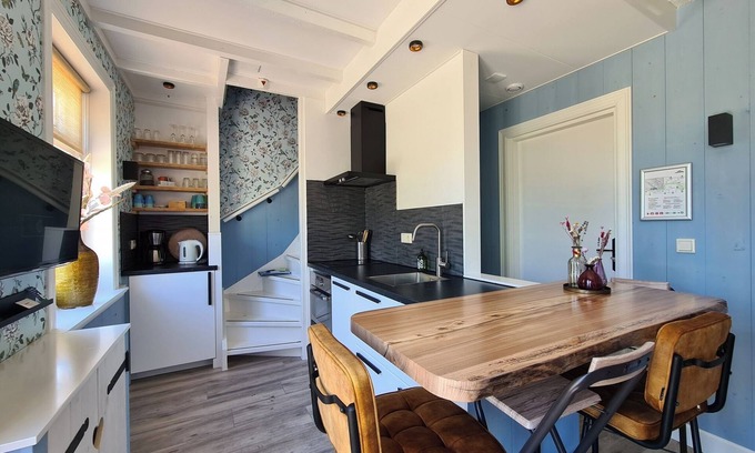 Oudeslius House | This pet-friendly vacation apartment offers luxury and comfort with two bathrooms, a private terrace and plenty of space. Start your day with fresh rolls and luxury coffee and enjoy the Kop van Noord-Holland.