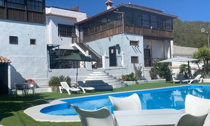Vilaflor Apartment | This room has two single beds with an en-suite bathroom. The room has views of the village square.