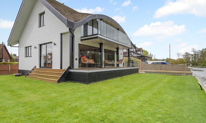 Wroxham Cottage | This stunning waterside home offers an amazing space for families and friends.