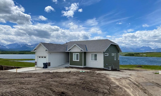 Mountain View House | Thistle Ridge (Lower) New Waterton Lakes Area Waterfront Home