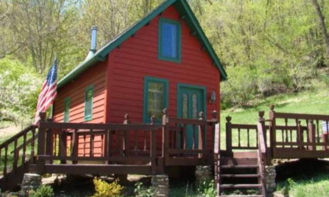 Lansing Cabin | Thornwood Cottage is the perfect little get away