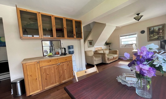 Seeleys Bay Cottage | Thousand Island Kingston Cozy Two Bedroom Cottage + DINNER & BREAKFAST(EXTRA)