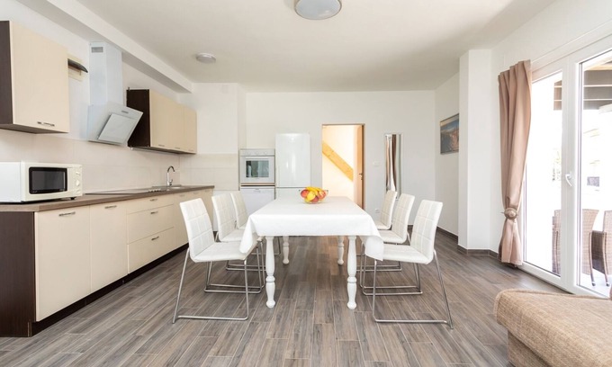 Soline Apartment | Three bedroom apartment with terrace and sea view Soline, Krk (A-9715-a)