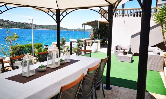 Kaprije Apartment | Three bedroom apartment near beach Kaprije (A-20012-b)