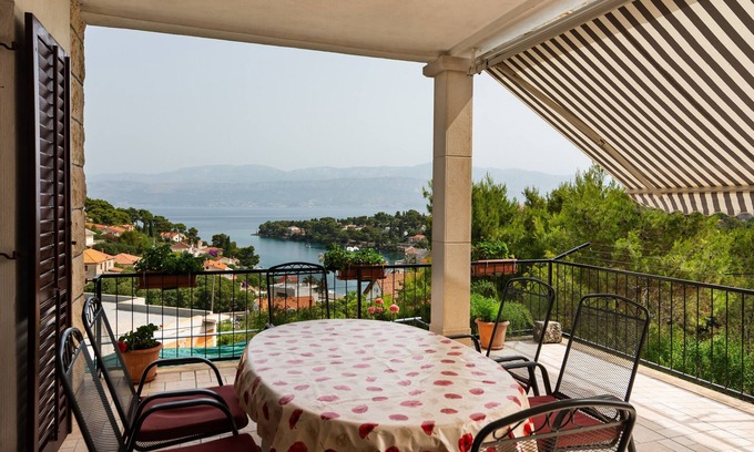 Splitska Apartment | Three bedroom apartment with terrace and sea view Splitska, Brač (A-2867-a)