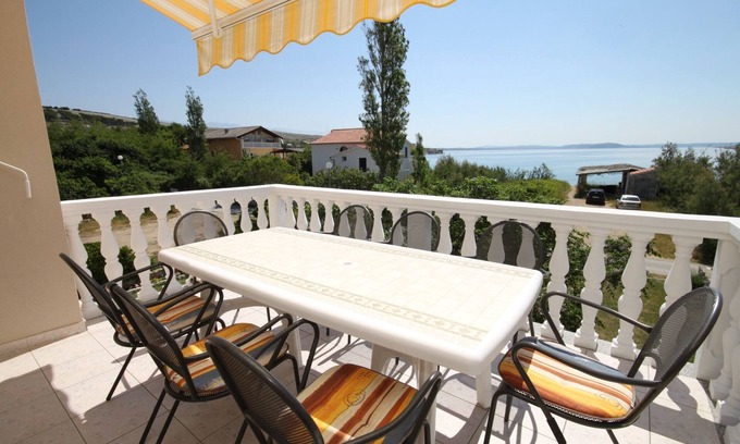 Vlasici Apartment | Three bedroom apartment near beach Vlašići, Pag (A-6523-a)