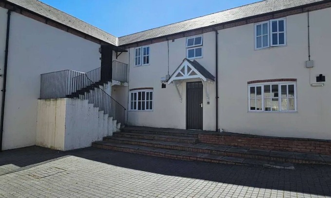 Mynydd Isa Apartment | Three-Bedroom Apartment Private Kitchen Pet-Friendly