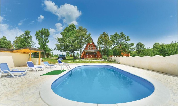 Municipality of Gracac House | Three-Bedroom Holiday Home in Gracac