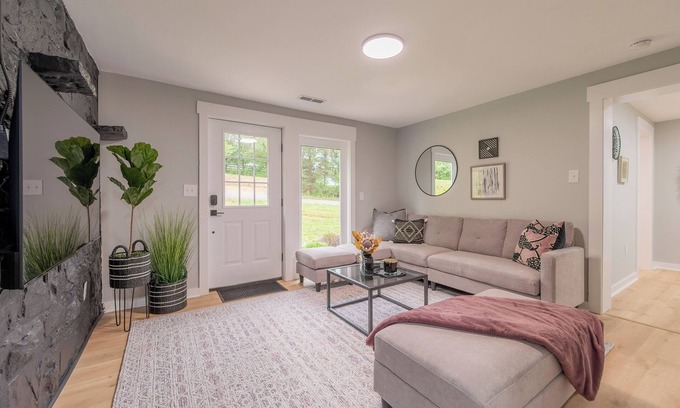 Blacksburg Villa | Three Bedrooms - Blacksburg Suites
