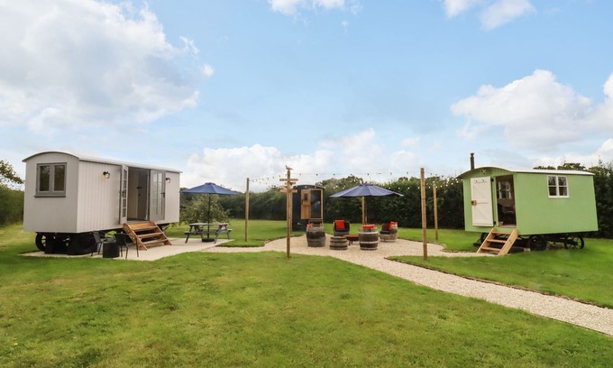 Faringdon Cottage | THREE LITTLE BIRDS, family friendly, with open fire in Faringdon