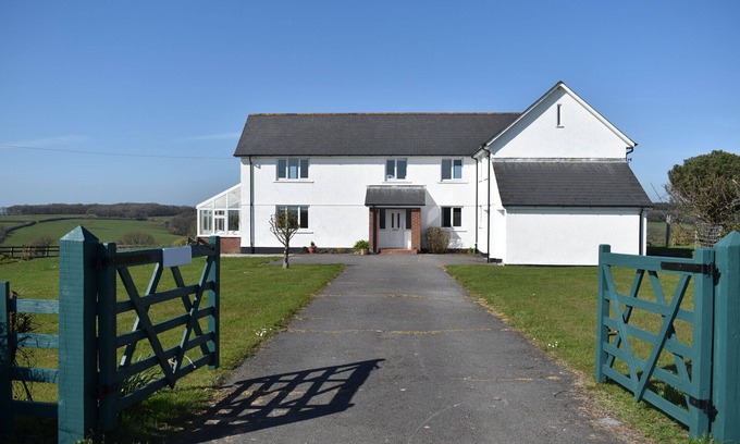 Winkleigh House | Three Moors View is a spacious five-bedroom house in rural West Devon