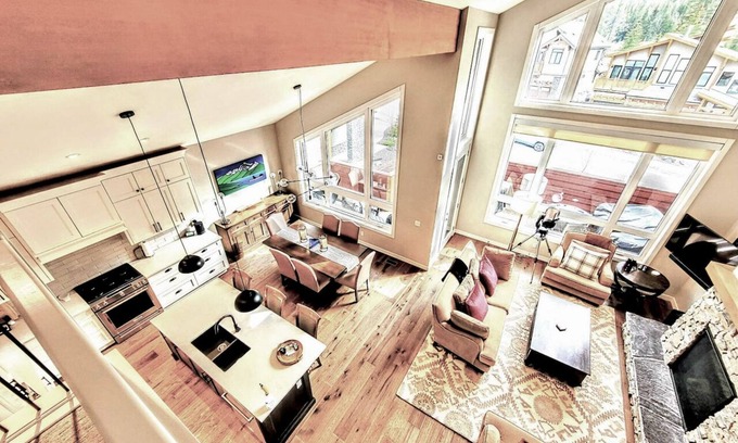 Three Sisters Mountain Village Ski Chalet | Three Sisters Stylish 4-Bedroom Chalet + Hot Tub