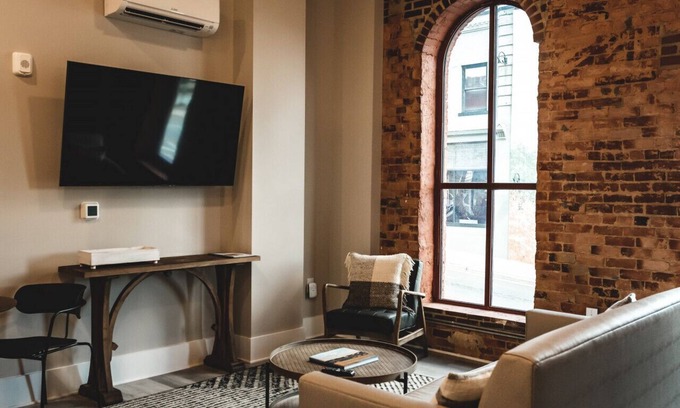 Jonesville Apartment | Three Trails Room 6 | Downtown/WineCountry/RoofDeck